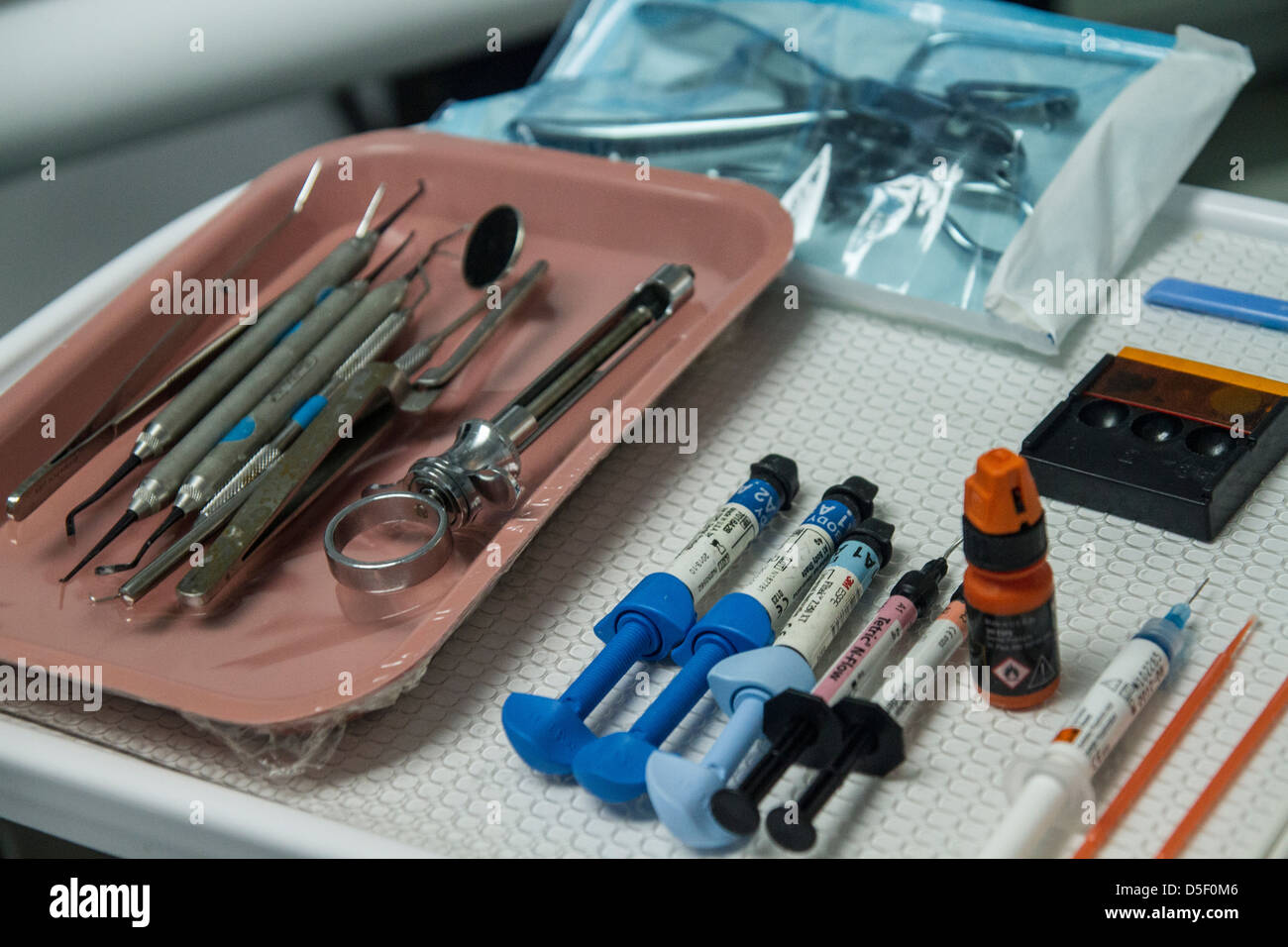 Dental instrument tray Stock Photo Alamy