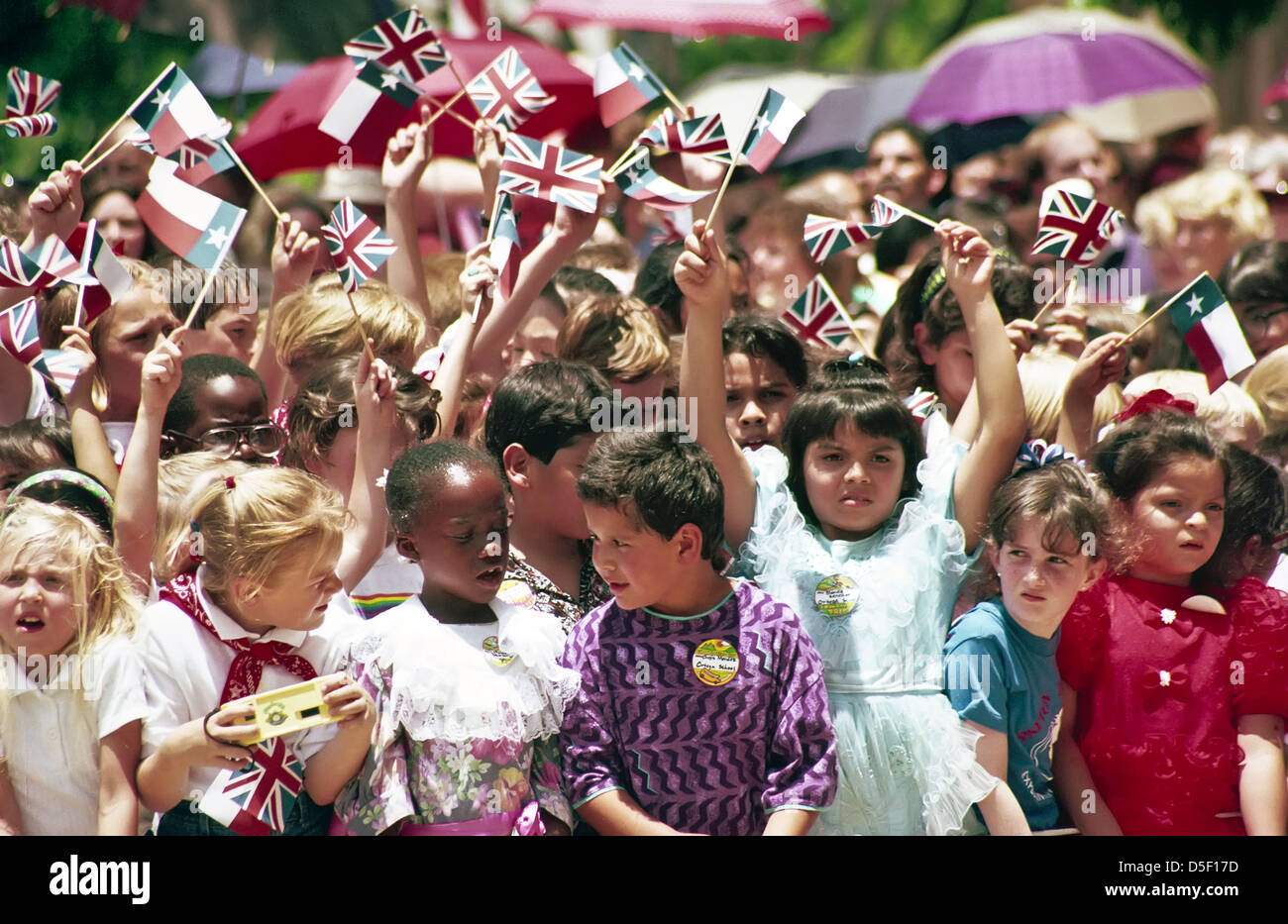School Children in Texas wait to greet Queen Elizabeth II ...