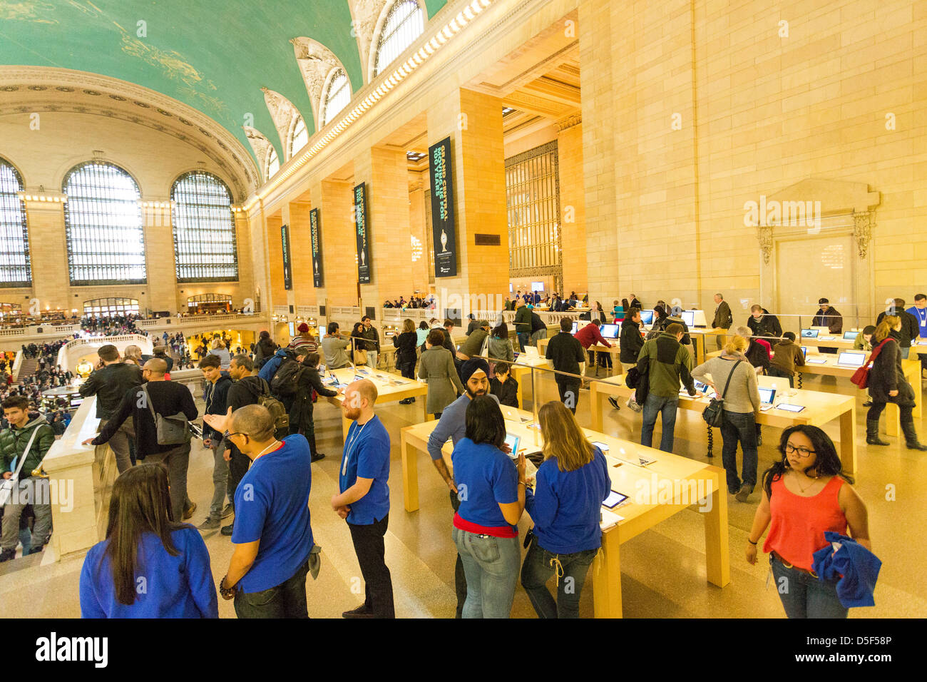 Apple Store inside of the Grand Central Station in NYC Stock Photo Alamy