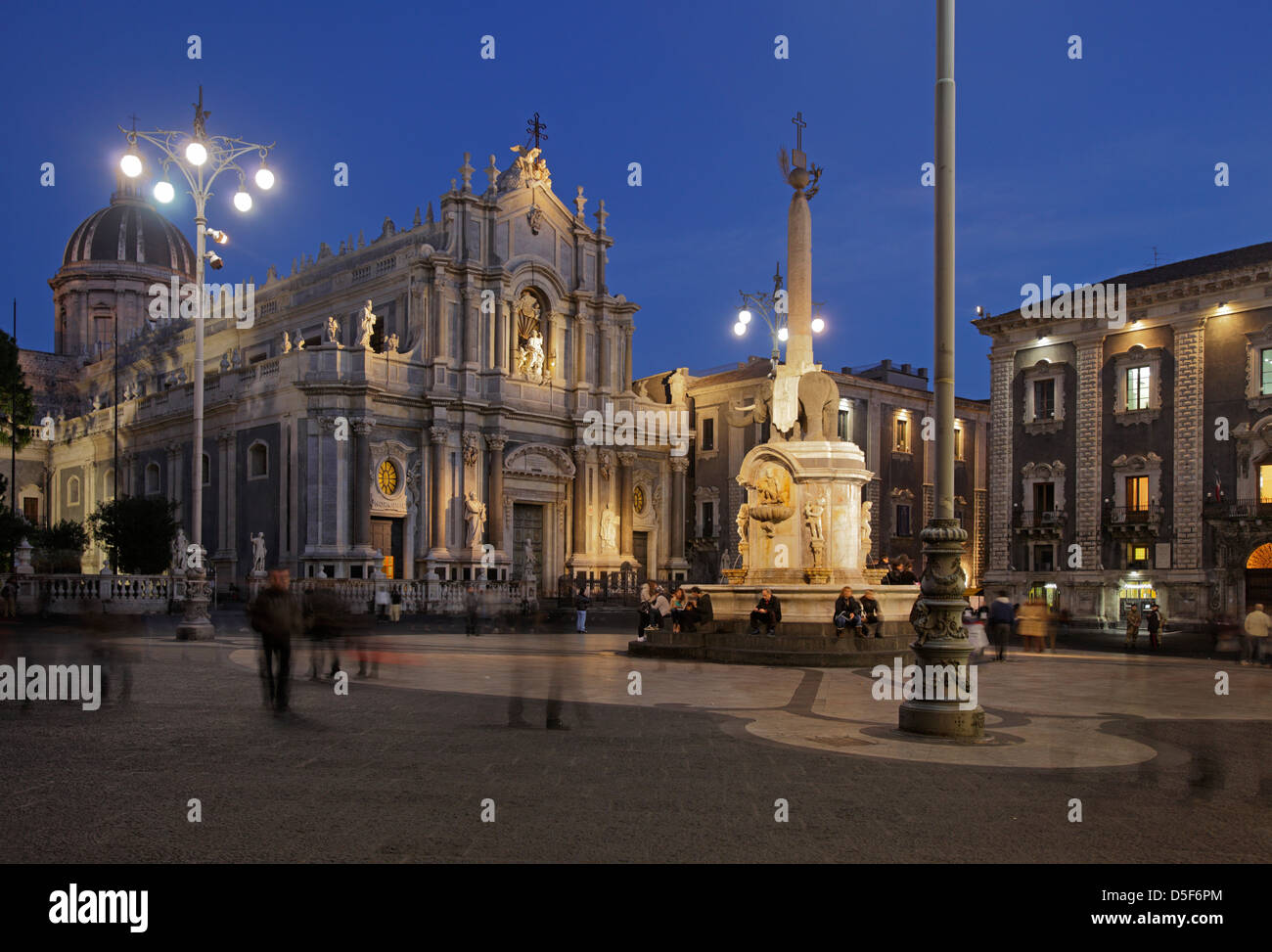 Piazza Duomo at dusk, Catania, Italy Stock Photo - Alamy