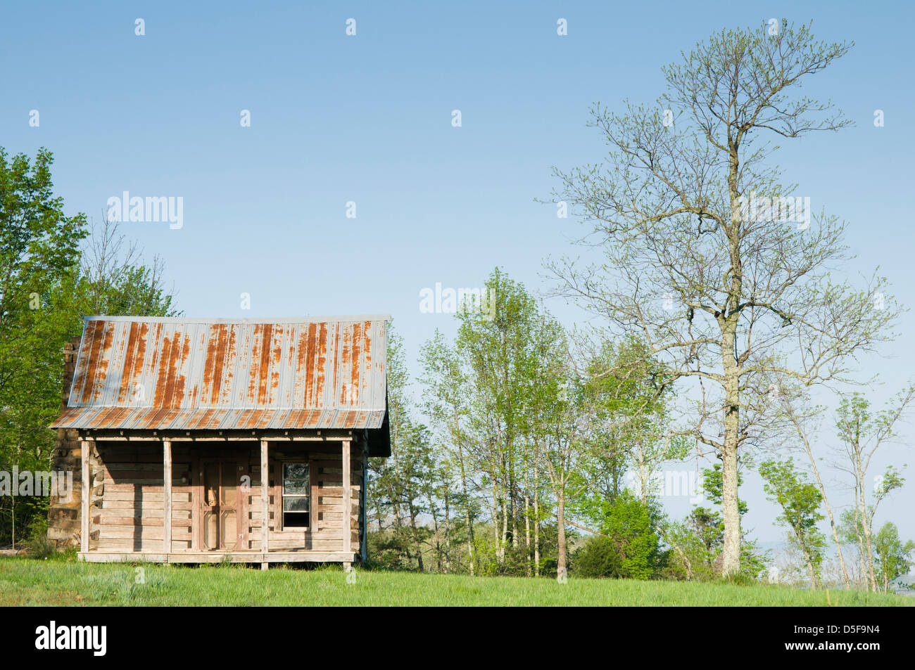 Pioneer log cabin along Highway 9 outside of Mountain View in the Ozark Mountains of Arkansas. Stock Photo