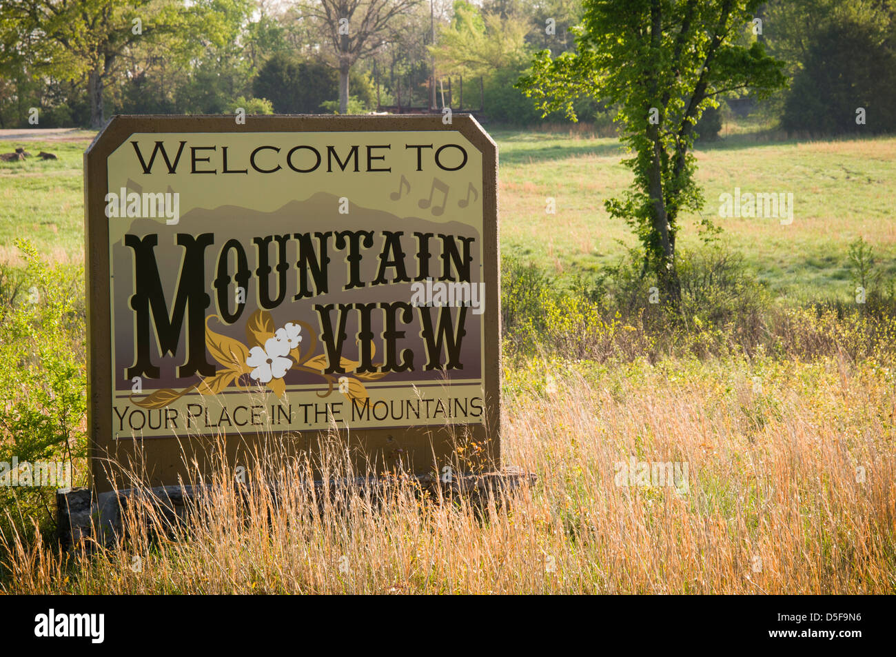Welcome to Mountain View sign in the Ozark Mountains of Arkansas, USA. Stock Photo