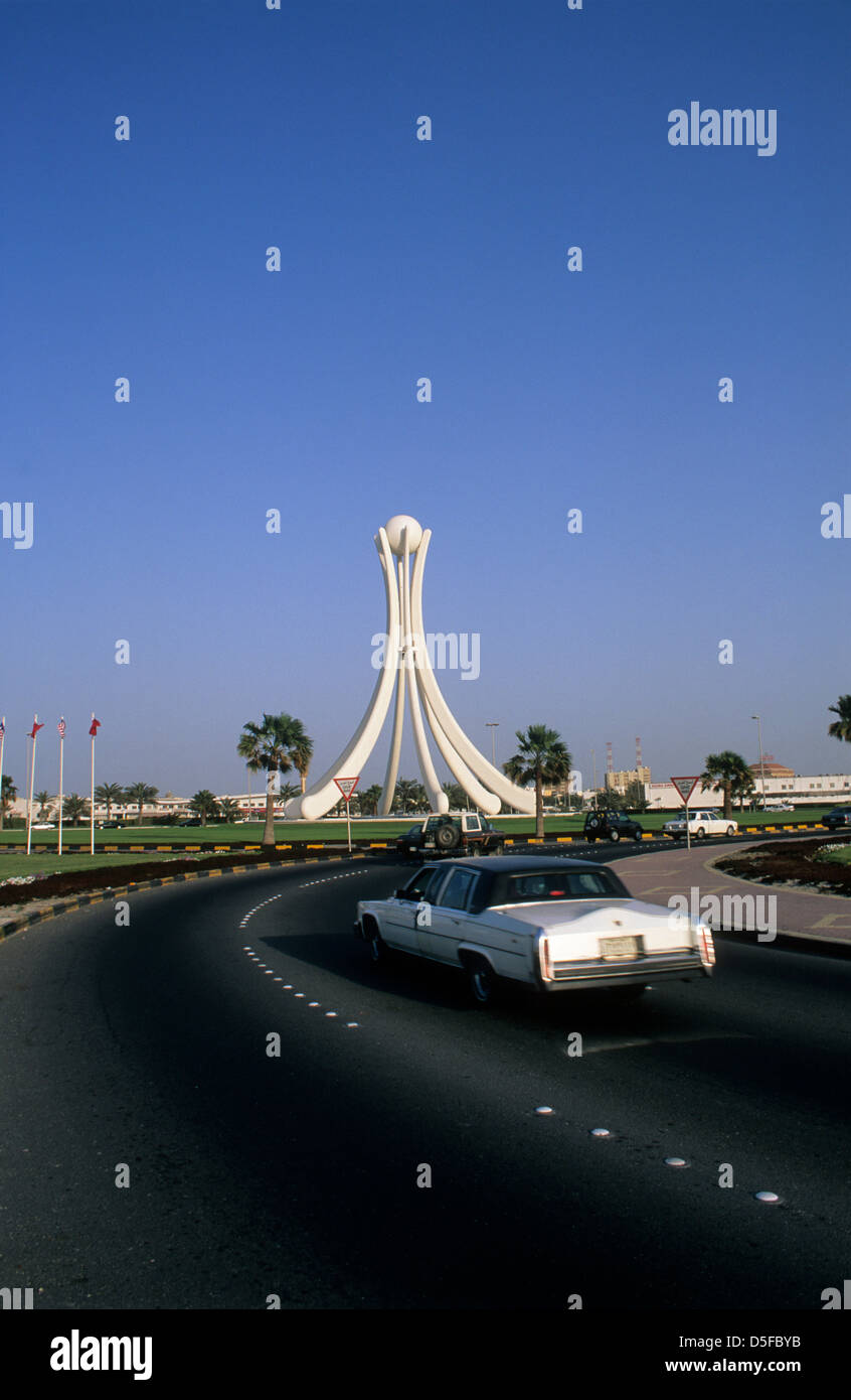 Bahrain, a car approaches the pearl roundabout Stock Photo Alamy