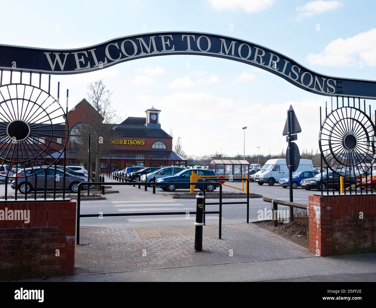 Welcome entrance sign in hi-res stock photography and images - Alamy
