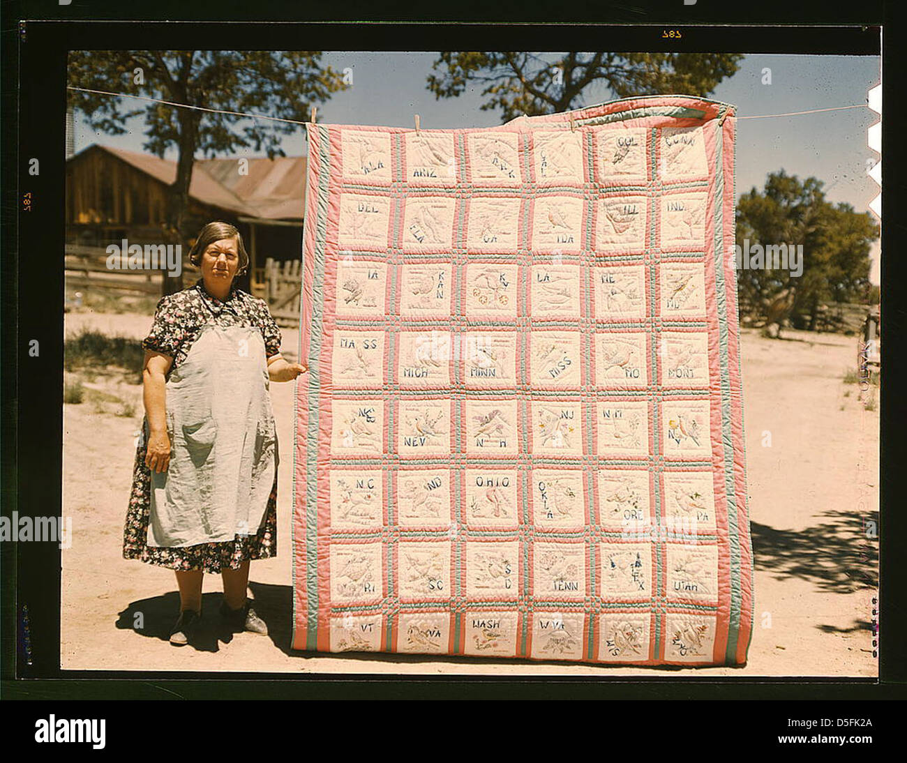 Mrs. Bill Stagg with state quilt that she made, Pie Town, New Mexico. A community settled by about 200 migrant Texas and Oklahoma farmers who filed homestead claims ... Mrs. Stagg helps her husband in the field with plowing planting, weeding corn and harv Stock Photo