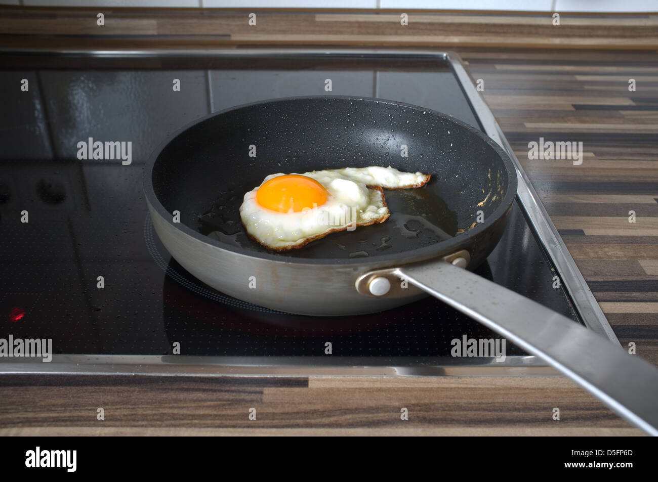 Fried egg in frying pan Stock Photo - Alamy