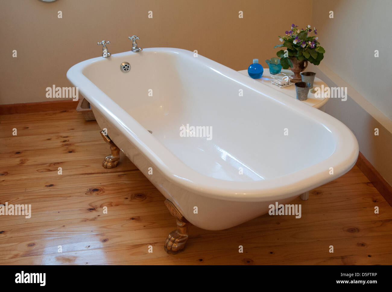 White Victorian style bathtub Stock Photo Alamy