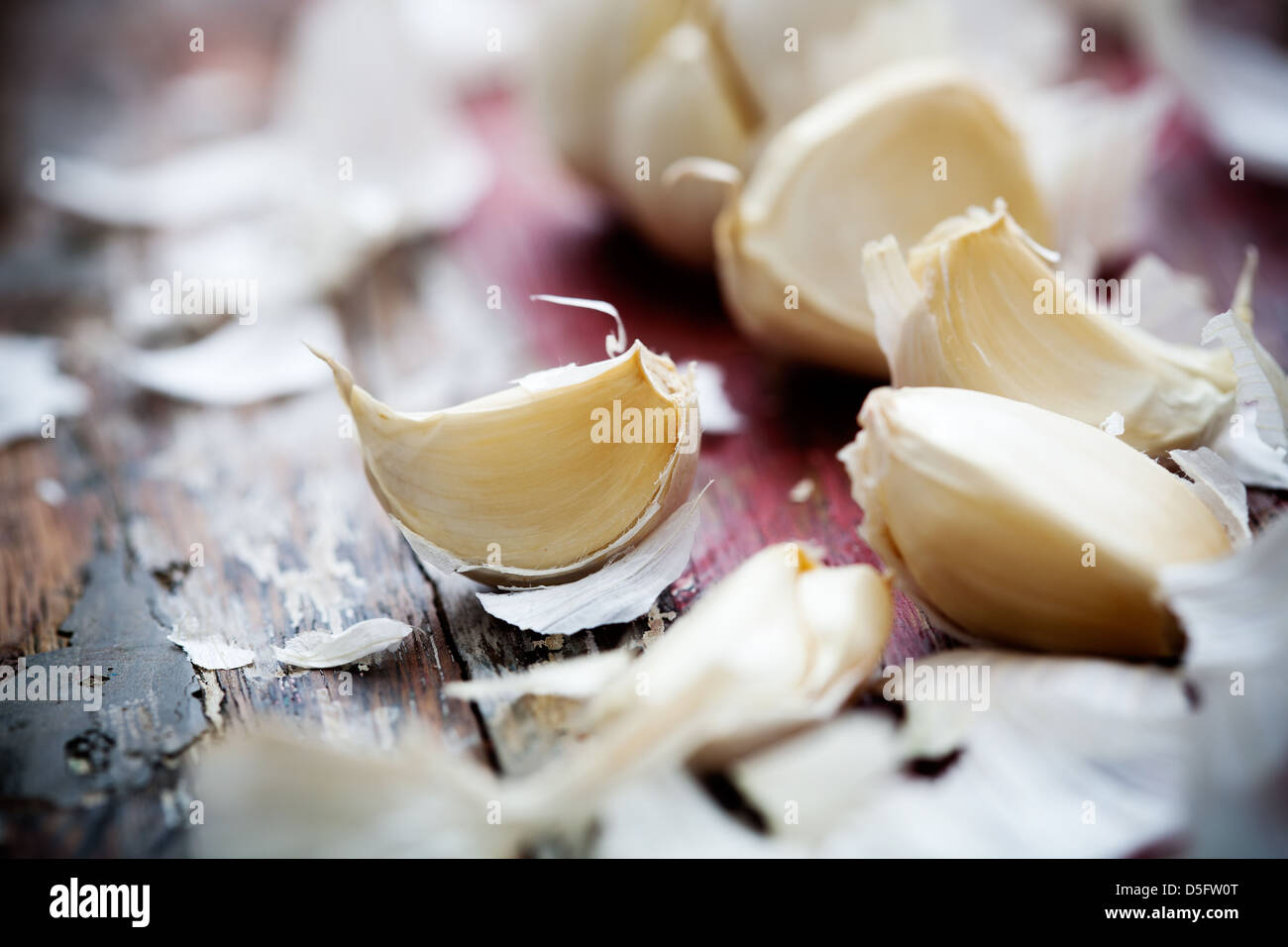 Fresh garlic on red wooden table, selective focus Stock Photo - Alamy
