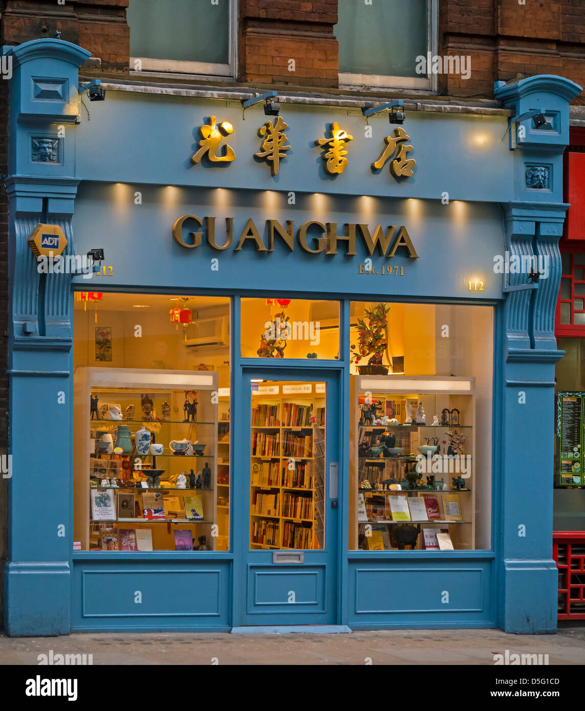 New York City, NY, USA, Chinese People Shopping in Chinatown Neighborhood,  Gift Shop Front Manhattan, immigrant labor Stock Photo - Alamy