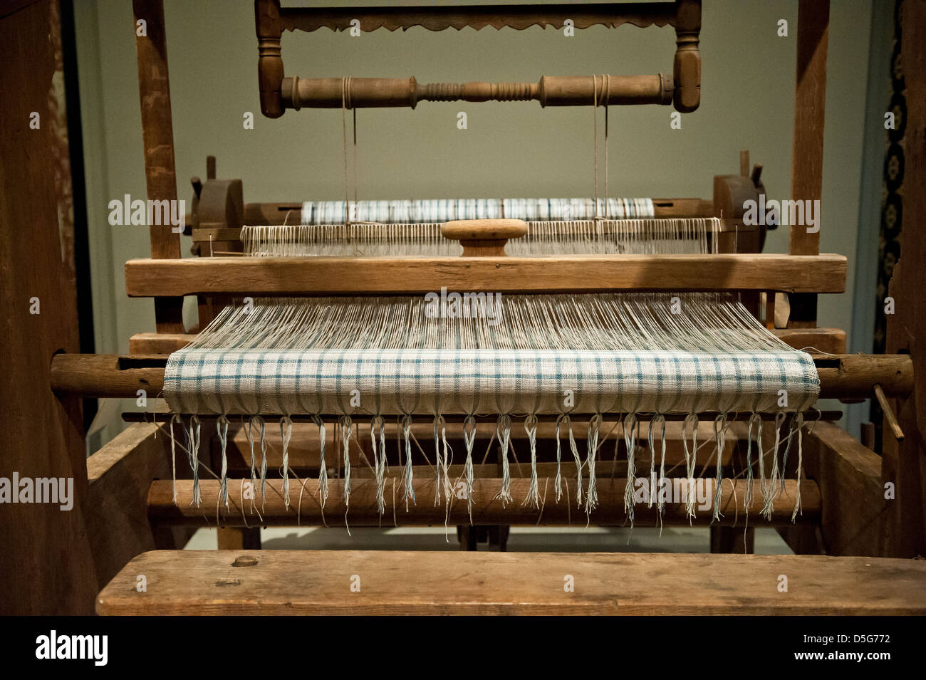 Textile loom looms hi-res stock photography and images - Alamy