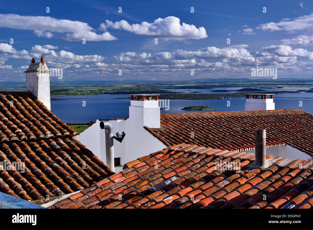 Portugal, Alentejo: View from the roofs of Monsaraz to the Barrage of Alqueva Stock Photo