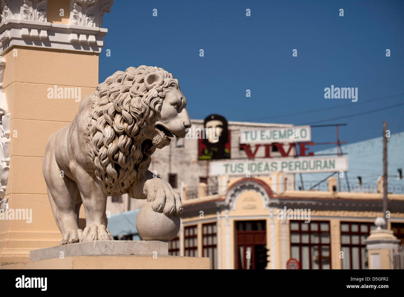 Che Guevara image and a lion statue in Cienfuegos, Cuba, Caribbean Stock Photo