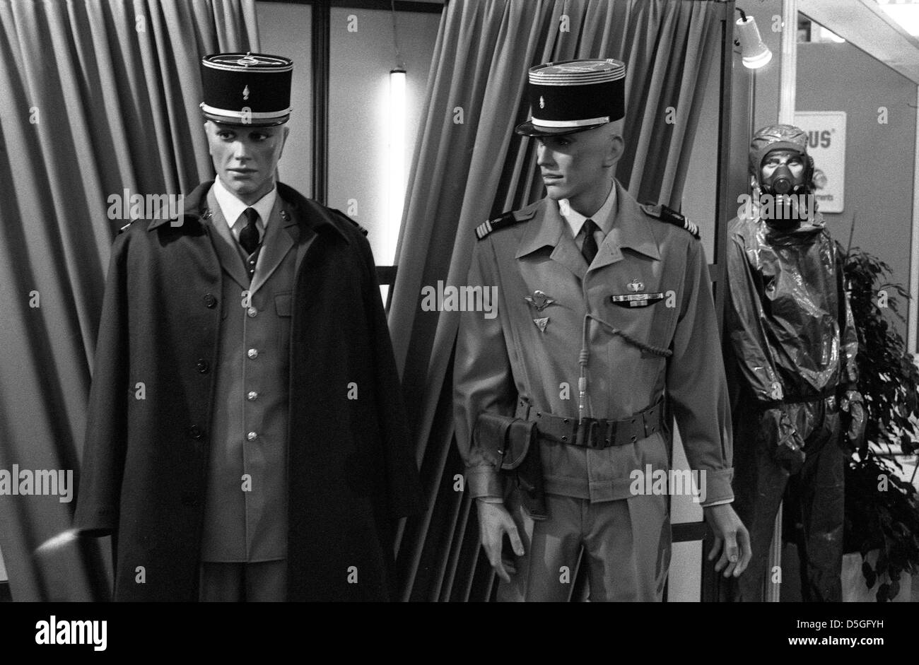 Paris, les Bourget, 1993 - Dummy soldiers and Policeman showing uniforms, cloths and weapon at the Milipol, fear of Military Stock Photo