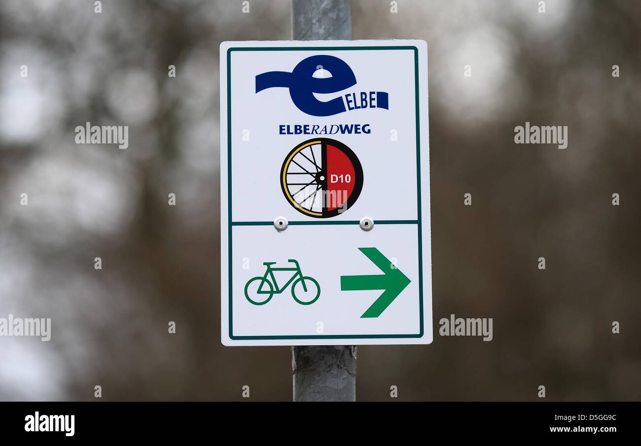 A sign points out the Elbe Cycle Route in Magdeburg, Germany, 02 April 2013. The Elbe Cycle Route runs from Cuxhaven at the North Sea to the Krkono?e Mountains in the Czech Republic with more than 800 kilometers in Germany. Photo: Jens Wolf Stock Photo