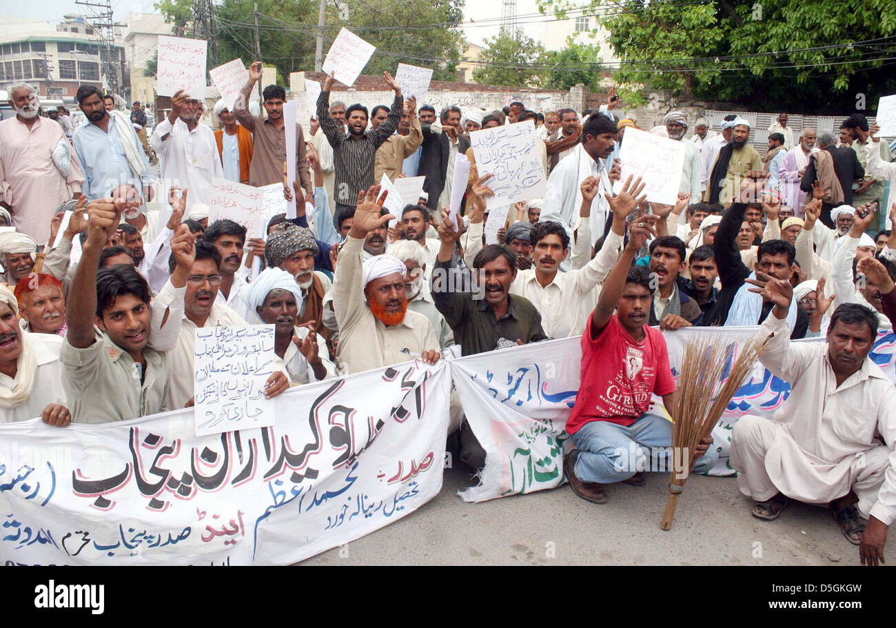 Pakistan. 2nd April 2013. Members of Anjuman-e-Chowkidar Punjab chant slogans for regularization on their jobs during protest demonstration at Lahore press club. Credit: Asianet-Pakistan / Alamy Live News Stock Photo
