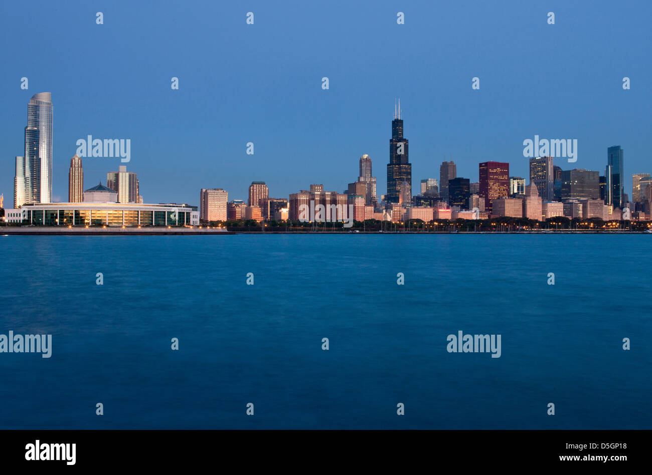 LAKE SHORE SKYLINE DOWNTOWN CHICAGO ILLINOIS USA Stock Photo - Alamy