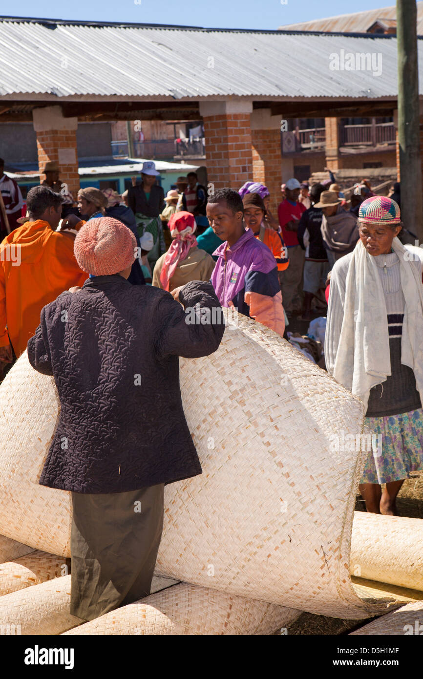 Madagascar, Ambositra, Marche Sandrandahy market, customer at woven matting stall Stock Photo