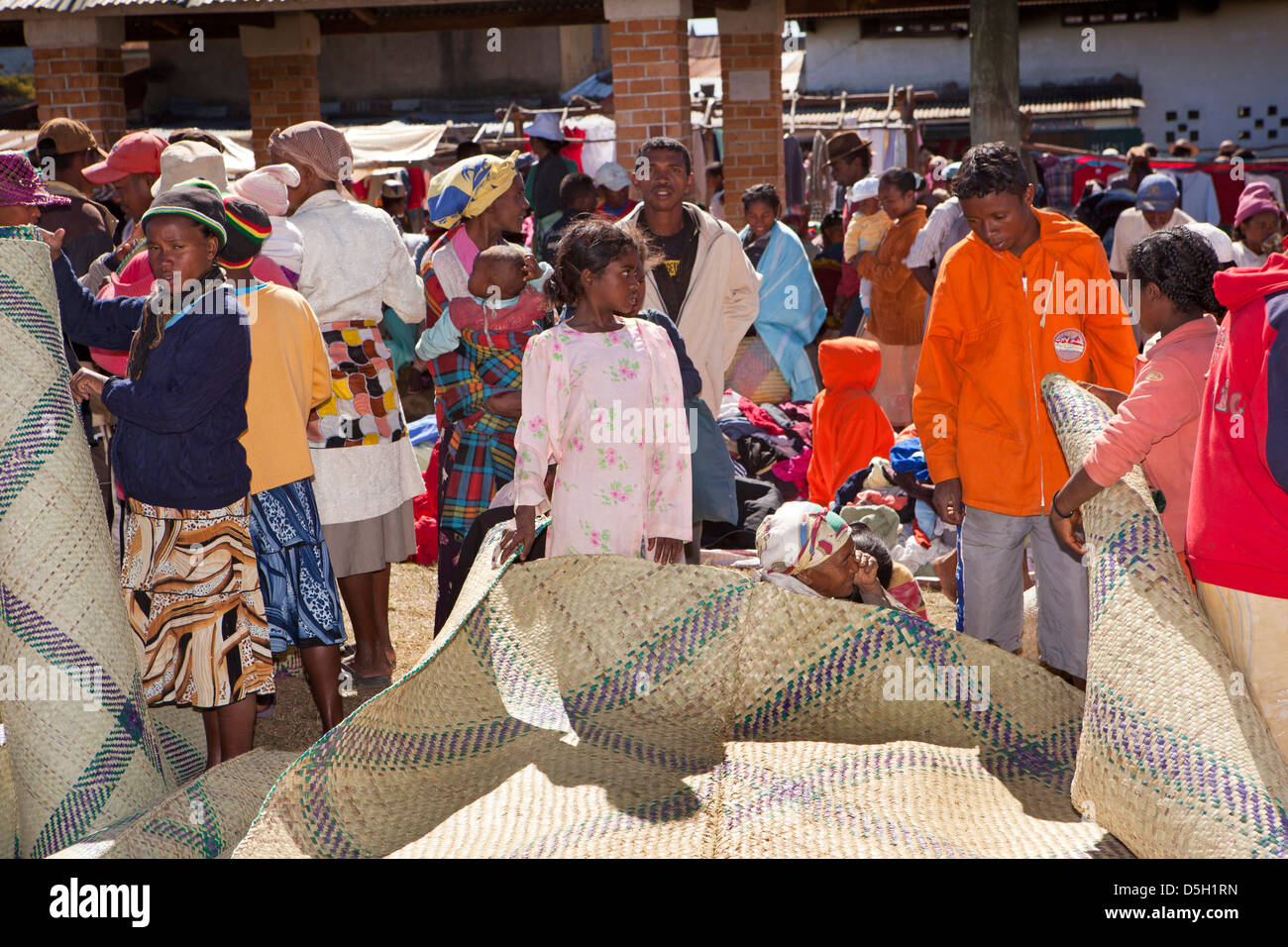 Madagascar, Ambositra, Marche Sandrandahy market, customers at woven matting stall Stock Photo