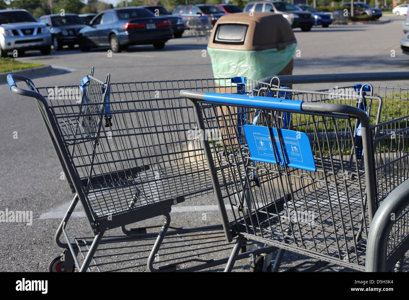 https://c8.alamy.com/comp/D5H3K4/shopping-carts-and-a-garbage-can-in-a-walmart-parking-lot-in-the-usa-D5H3K4.jpg