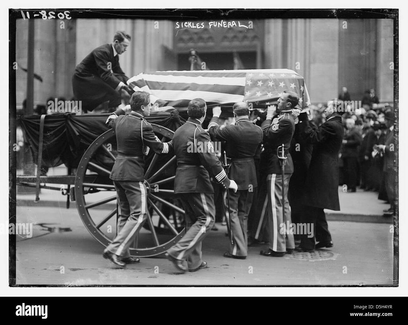 Military funeral casket flag hi-res stock photography and images - Alamy