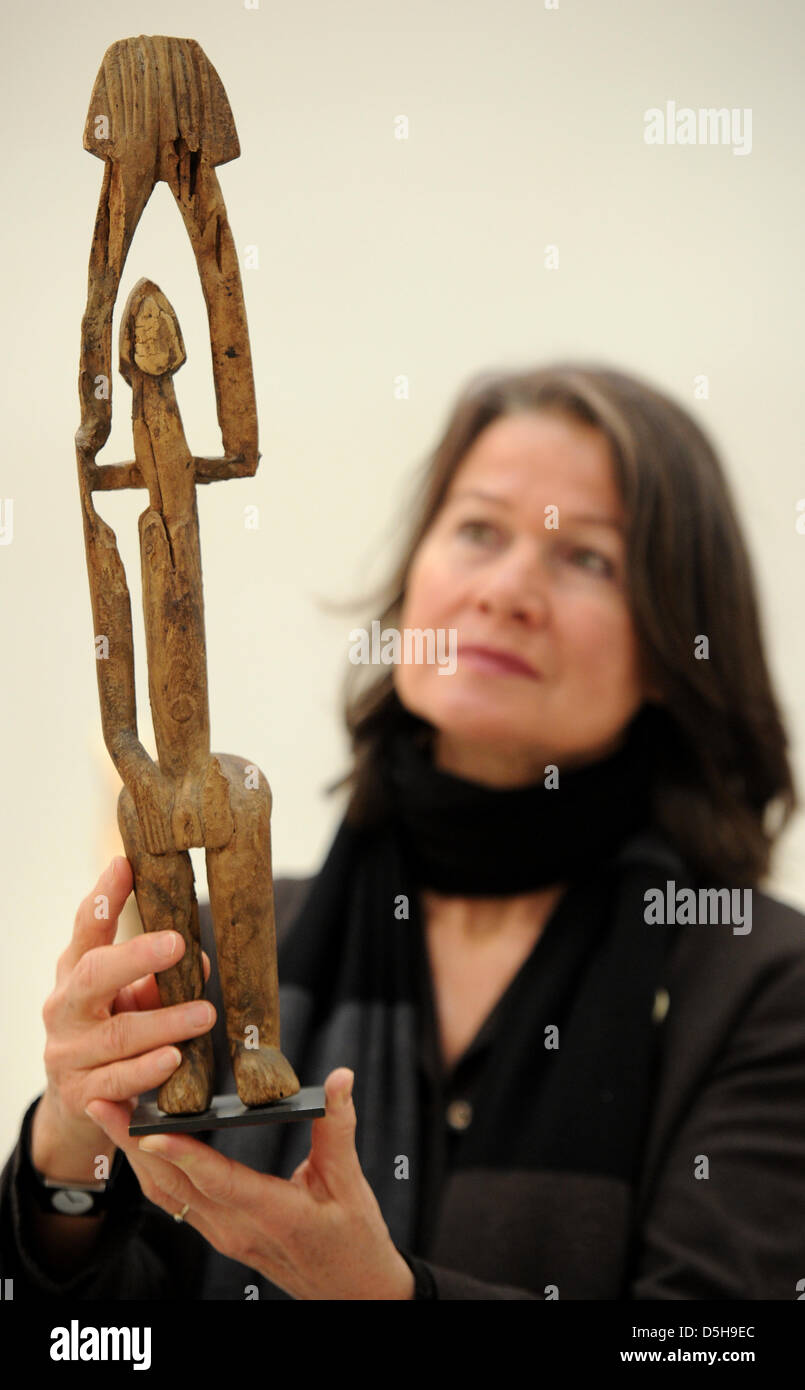 Art lover Renate Ullrich looks at a cult figure of Dogon from Mali (several hundred years old - price: 28,000 euro) at the ''antique & art fair Duesseldorf 2010'' in Duesseldorf, Germany, 02 Febuary 2010. From 03 until 07 Febuary 2010, 92 art dealers and galerists present various art treasures out of 5500 years. Photo: Julian Stratenschulte Stock Photo