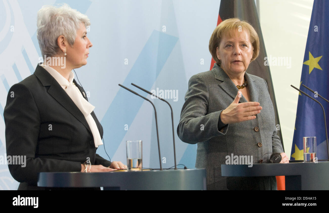 German Chancellor Angela Merkel (R) and Croatian Prime Minister Jadranka Kosor give a joint press conference at the Chancellery in Berlin, Germany, 03 February 2010. Before the two policticians had met for talks. Photo: KLAUS-DIETMAR GABBERT Stock Photo