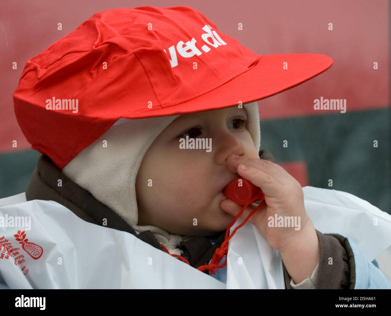 20-months-old Leon participates in a rally at the depot of the municipal utility company ('Stadtwerke') in Dortmund, Germany, 04 February 2010. German trade union ver.di called on the employees of state and municipalities in North-Rhine Westphalia to go on strike. Chairman of ver.di Bsirske talks to strikers during a rally. Photo: BERND THISSEN Stock Photo