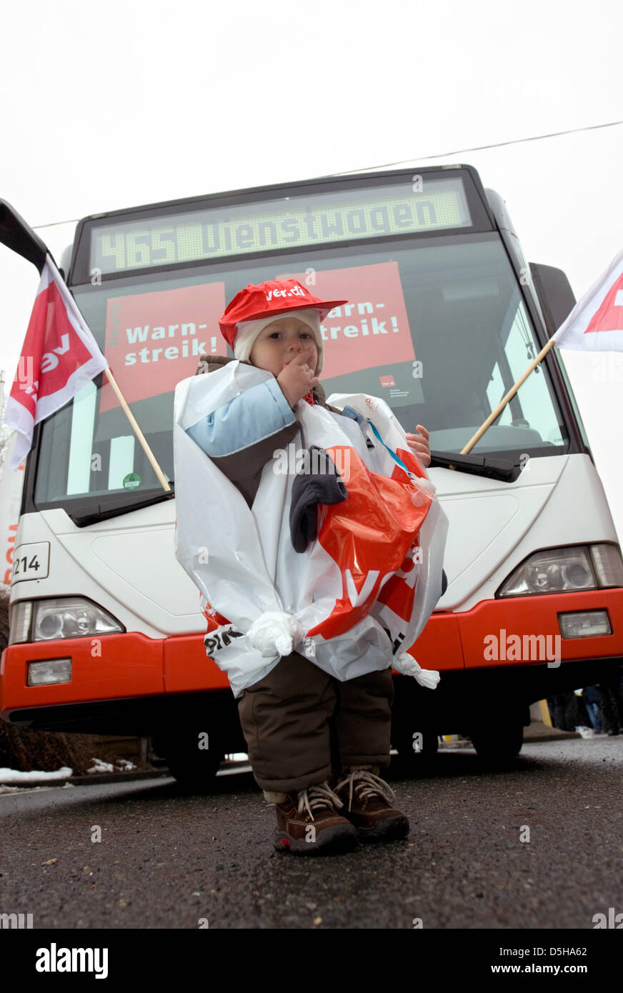 20-months-old Leon participates in a rally at the depot of the municipal utility company ('Stadtwerke') in Dortmund, Germany, 04 February 2010. German trade union ver.di called on the employees of state and municipalities in North-Rhine Westphalia to go on strike. Chairman of ver.di Bsirske talks to strikers during a rally. Photo: BERND THISSEN Stock Photo