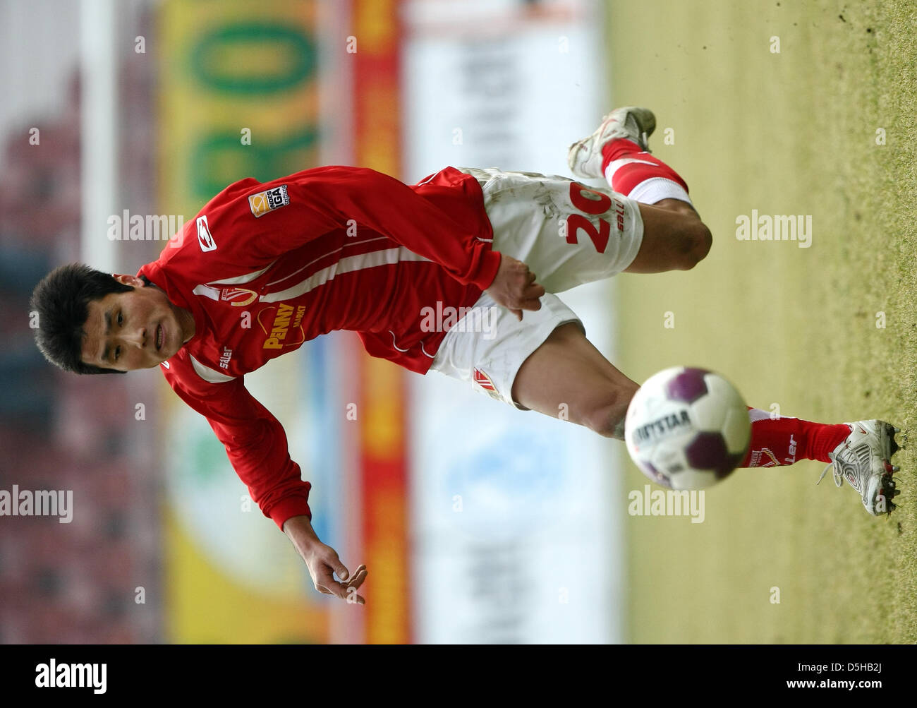 Fußball 2. Bundesliga 21. Spieltag: FC Energie Cottbus - TuS Koblenz am Samstag (06.02.2010) im Cottbuser Stadion der Freundschaft. Energies Jiayi Shao am Ball. Foto: Thomas Eisenhuth / Z5326 Stock Photo