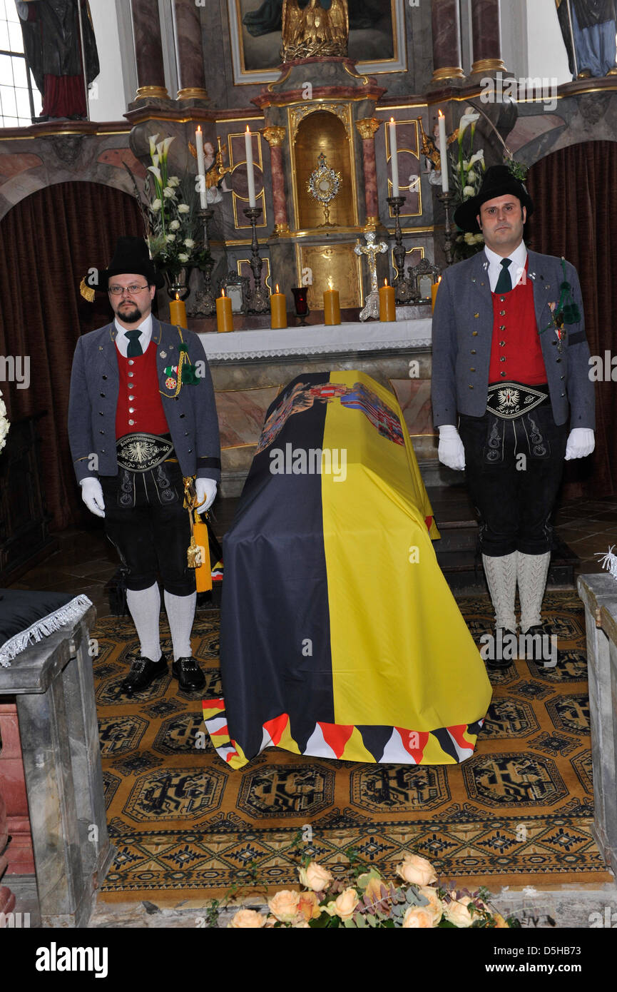 The coffin with Regina of Habsburg is guarded by a guard of honour