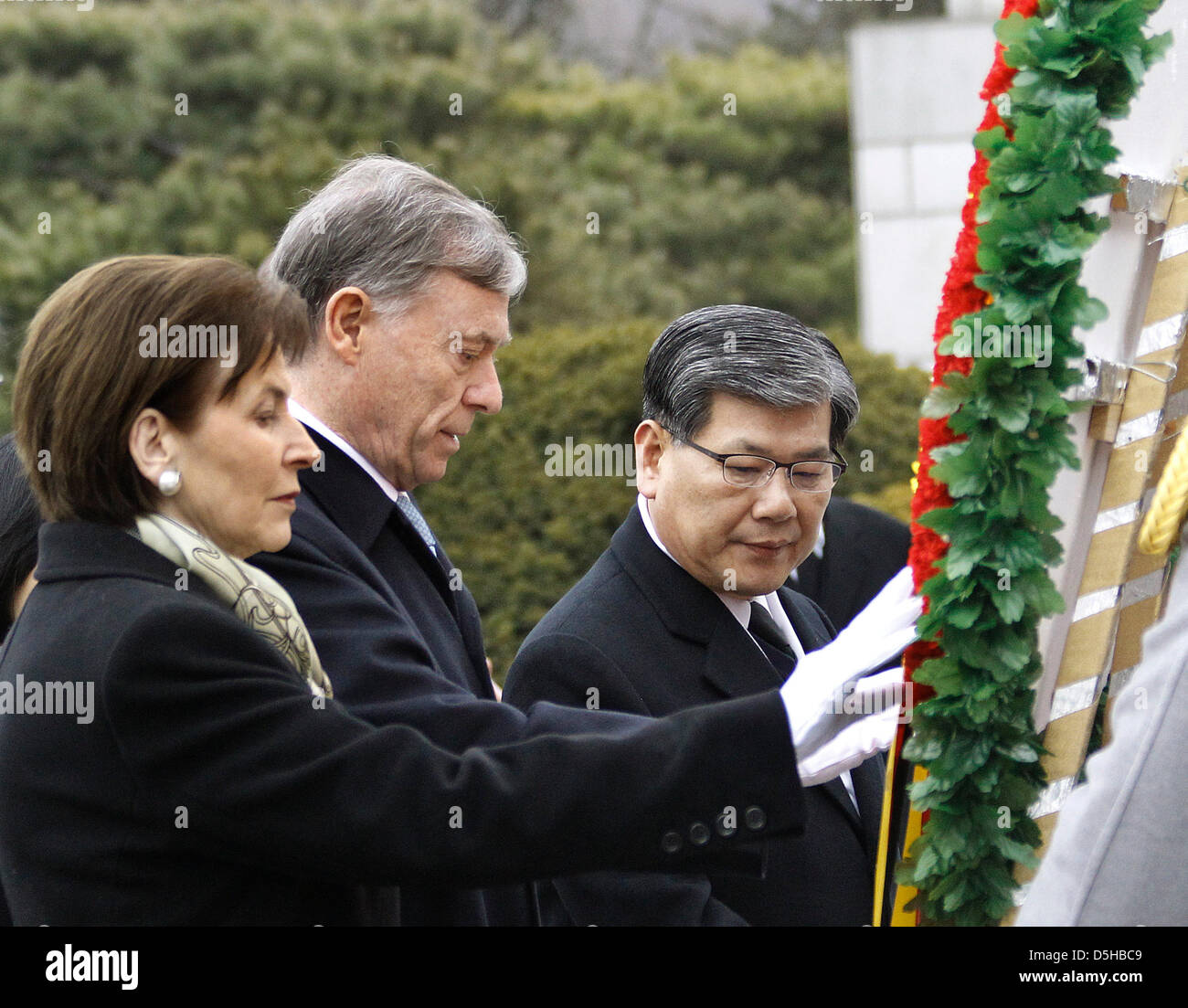 German President Horst Koehler (C) and his wife Eva Luise Koehler lay a ...