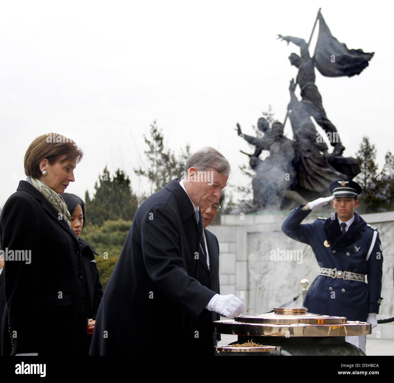 German President Horst Koehler (C) and his wife Eva Luise Koehler lay a ...