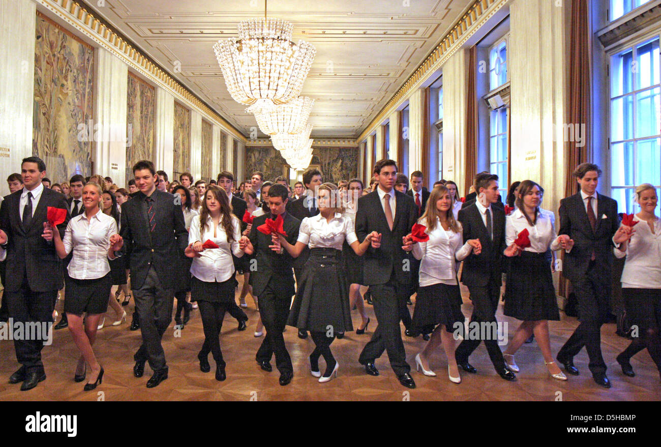The debutants of the Vienna Opera Ball practice in the Gustav-Mahler ...