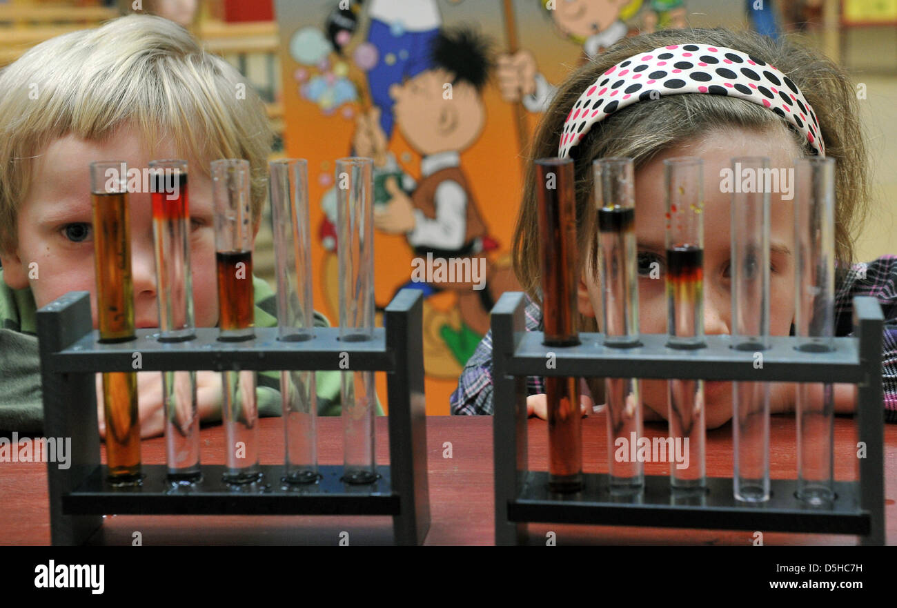 Lilian and Mathew of the Klax kindergarten Salamander in Berlin check