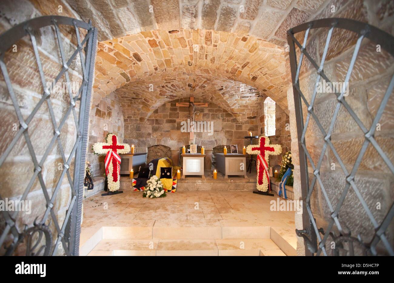 Two rose crosses stand next to the coffin of Regina of Habsburg in the family crypt at Veste Heldburg in Bad Colberg-Heldburg, Germany, 10 February 2010. Regina of Habsburg died on 03 February in her home in Poecking. As the wife of heir apparent Otto, she would have become Empress of Austria and Queen of Hungary if the monarchy had not collapsed in 1918. Photo: MICHAEL REICHEL Stock Photo