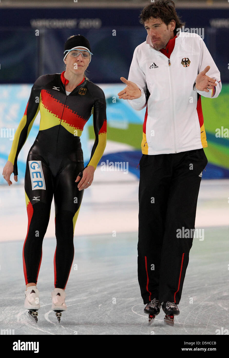 Anni Friesinger-Postma of Germany talks to her coach Gianni Romme during a Speed Skating training at the Richmond Olympic Oval for the Vancouver 2010 Olympic Games, Vancouver, Canada, 10 February 2010. Richmond Olympic Oval is hosting the speed skating at the Vancouver 2010 Winter Olympics that starts 12 February 2010. Photo: Daniel Karmann Stock Photo