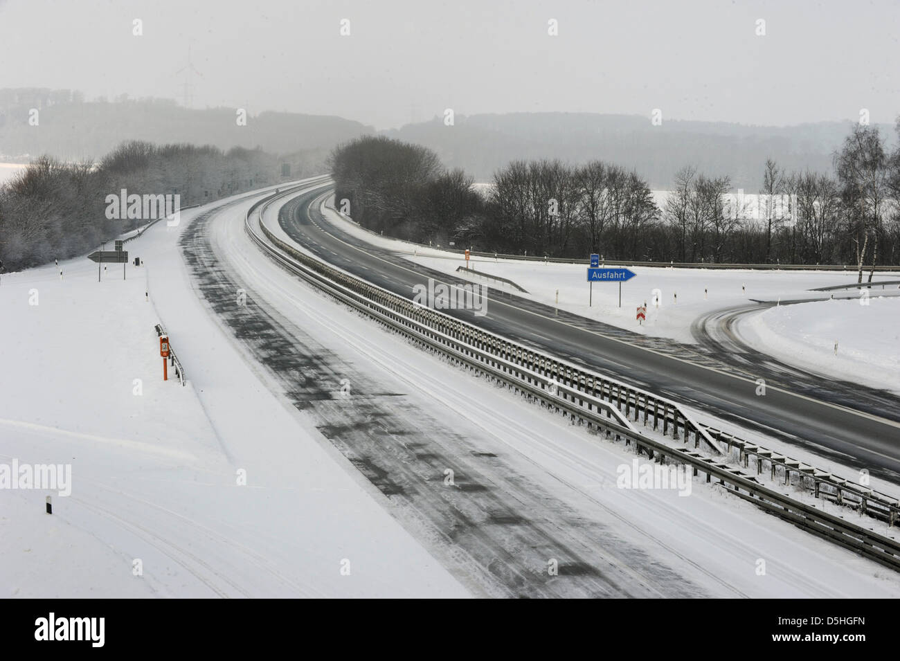 View on an empty autobahn A44 near Meerhof, Germany, 14 February 2010. Heavy snowfalls and lack of road salt caused a shut-off of some 50 kilometres autobahn. Photo: Uwe Zucchi Stock Photo