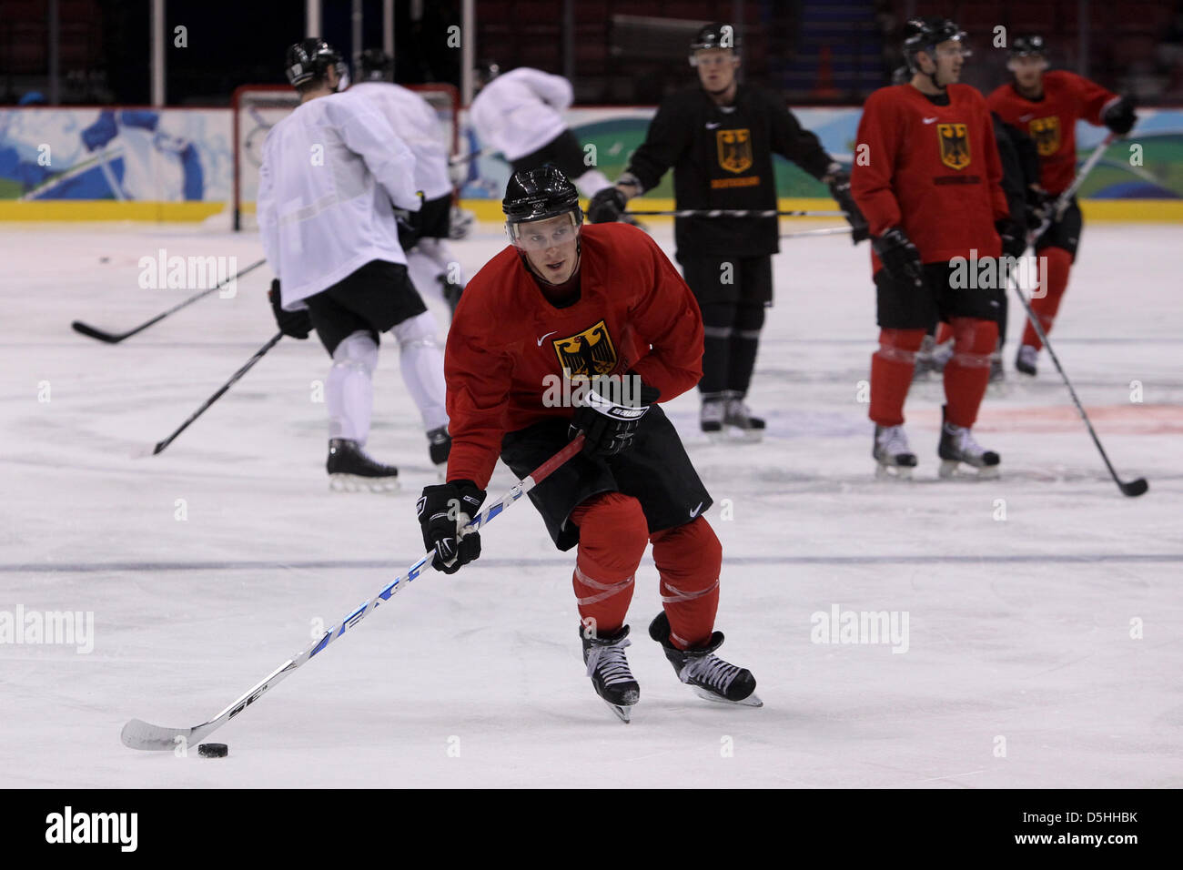 Travis James Mulock (front) of Germany practices during a Ice Hockey training session in Canada Hockey Place, Vancouver, Canada, 15 February 2010. Photo: Daniel Karmann  +++(c) dpa - Bildfunk+++ Stock Photo