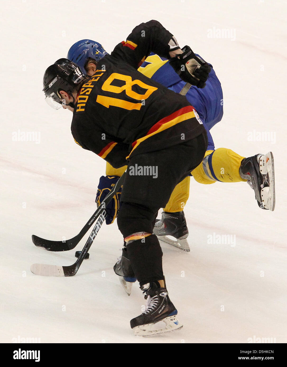 Andre Rankel (L) of Germany goes after the puck against Sweden player Tobias Enstrom during the Ice Hockey preliminary round at Canada Hockey Place during the Vancouver 2010 Olympic Games, in Vancouver, Canada, 17 February 2010. Sweden won 2-0. Photo: Daniel Karmann Stock Photo