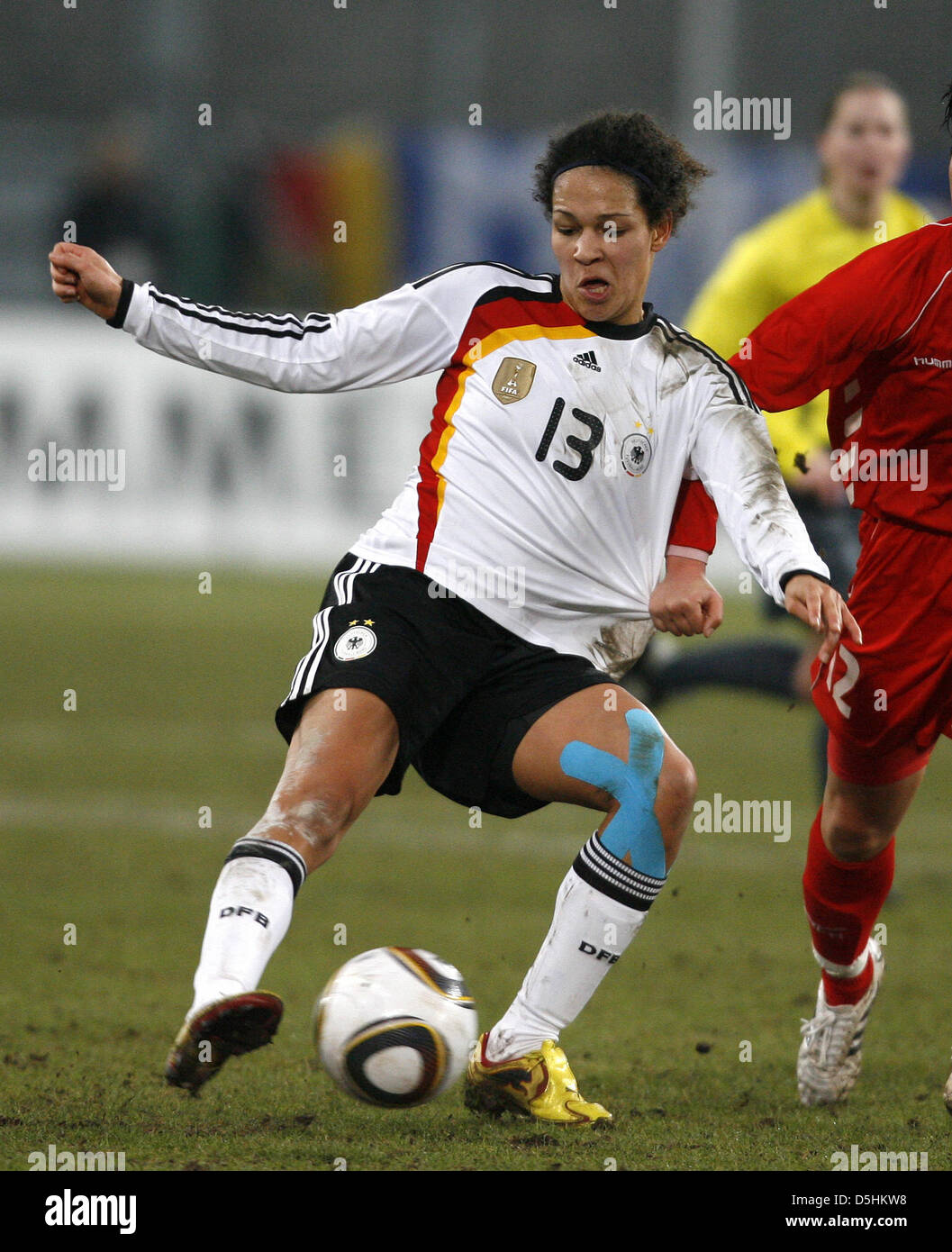 Fußball DFB Frauen,  Deutschland - Nordkorea am Mittwoch (17.02.2010) in der MSV-Arena in Duisburg. Die Deutsche Okoyino Da Mbabi. Foto: Roland Weihrauch dpa/lnw Stock Photo