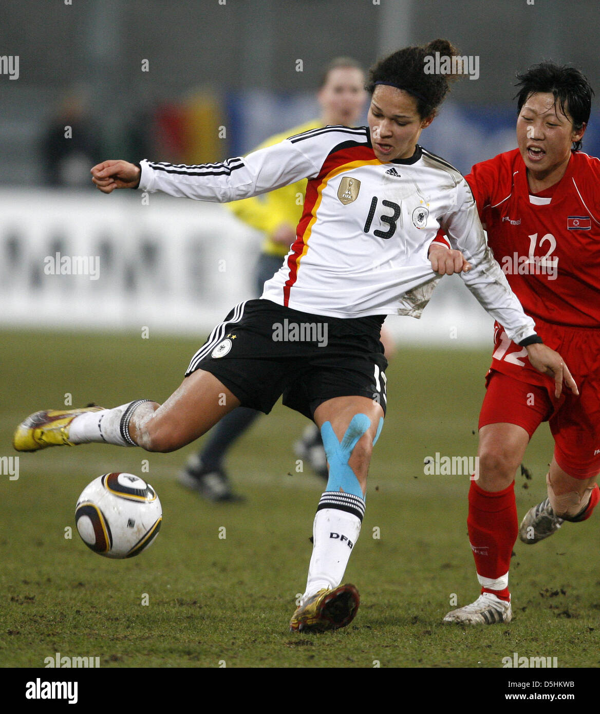 Fußball DFB Frauen,  Deutschland - Nordkorea am Mittwoch (17.02.2010) in der MSV-Arena in Duisburg. Die Deutsche Okoyino Da Mbabi. Foto: Roland Weihrauch dpa/lnw Stock Photo