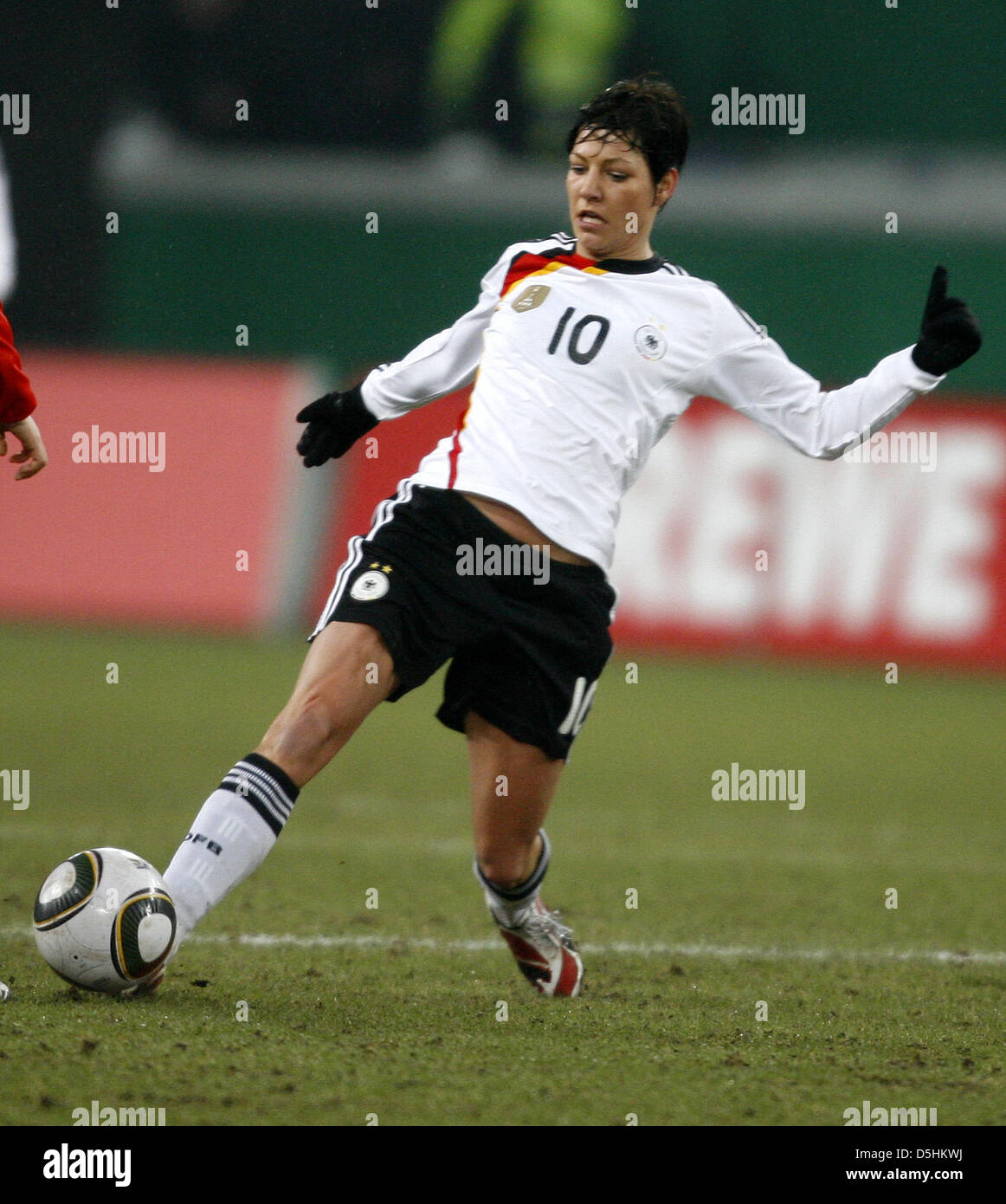 Fußball DFB Frauen,  Deutschland - Nordkorea am Mittwoch (17.02.2010) in der MSV-Arena in Duisburg. Die Deutsche Linda Bresonik. Foto: Roland Weihrauch dpa/lnw Stock Photo
