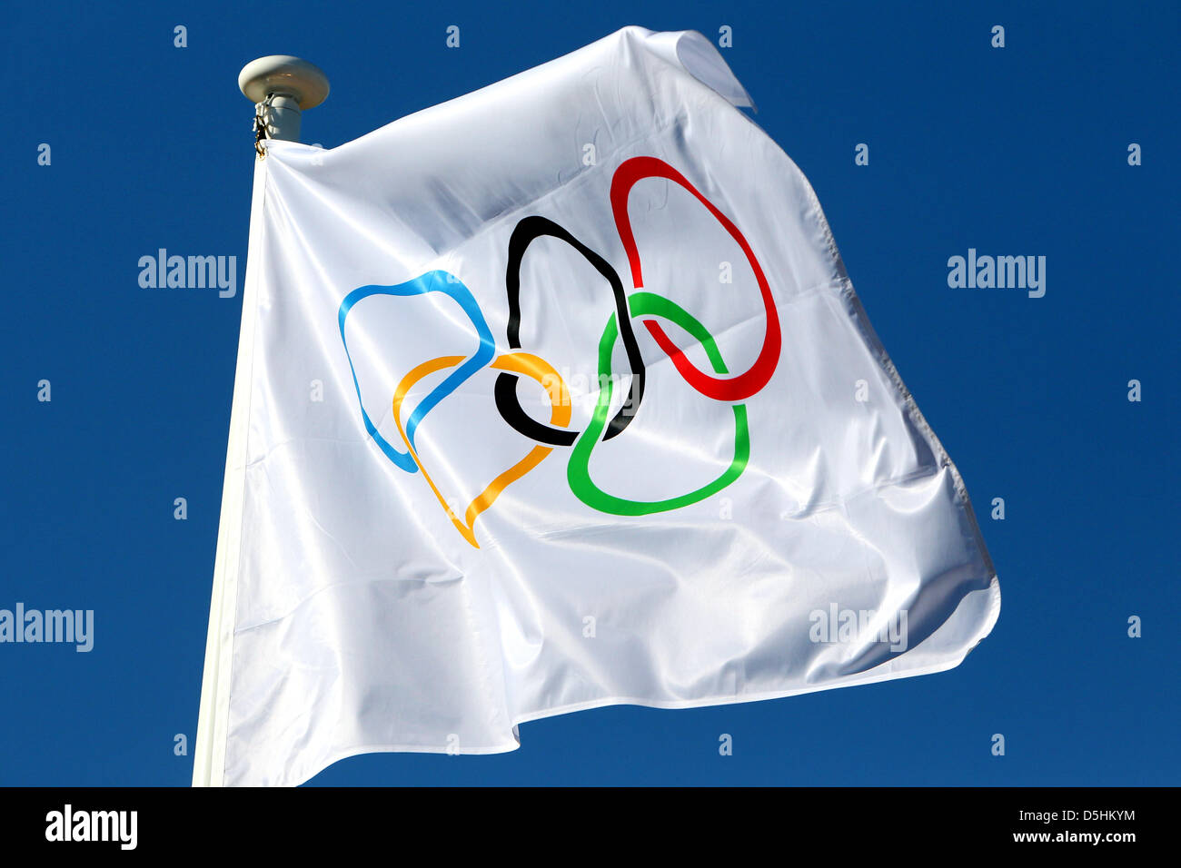 The Olympic flag with the Olympic rings waves at the Olympic Village in Vancouver, BC, Canada, 09 Ferbuary 2010. Photo: Daniel Karmann Stock Photo