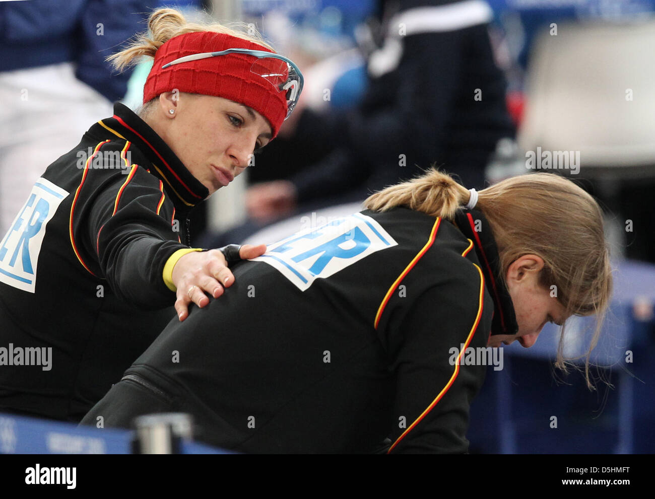 Anni Friesinger-Postma (R) of Germany talks to team mate Jenny Wolf during the Speed Skating women's 1000m at the Richmond Olympic Oval during the Vancouver 2010 Olympic Games, Vancouver, Canada, 18 February 2010.  +++(c) dpa - Bildfunk+++ Stock Photo