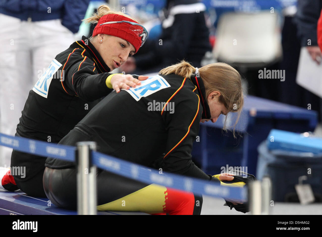 Anni Friesinger-Postma (L) of Germany talks to team mate Jenny Wolf during the Speed Skating women's 1000m at the Richmond Olympic Oval during the Vancouver 2010 Olympic Games, Vancouver, Canada, 18 February 2010.  +++(c) dpa - Bildfunk+++ Stock Photo