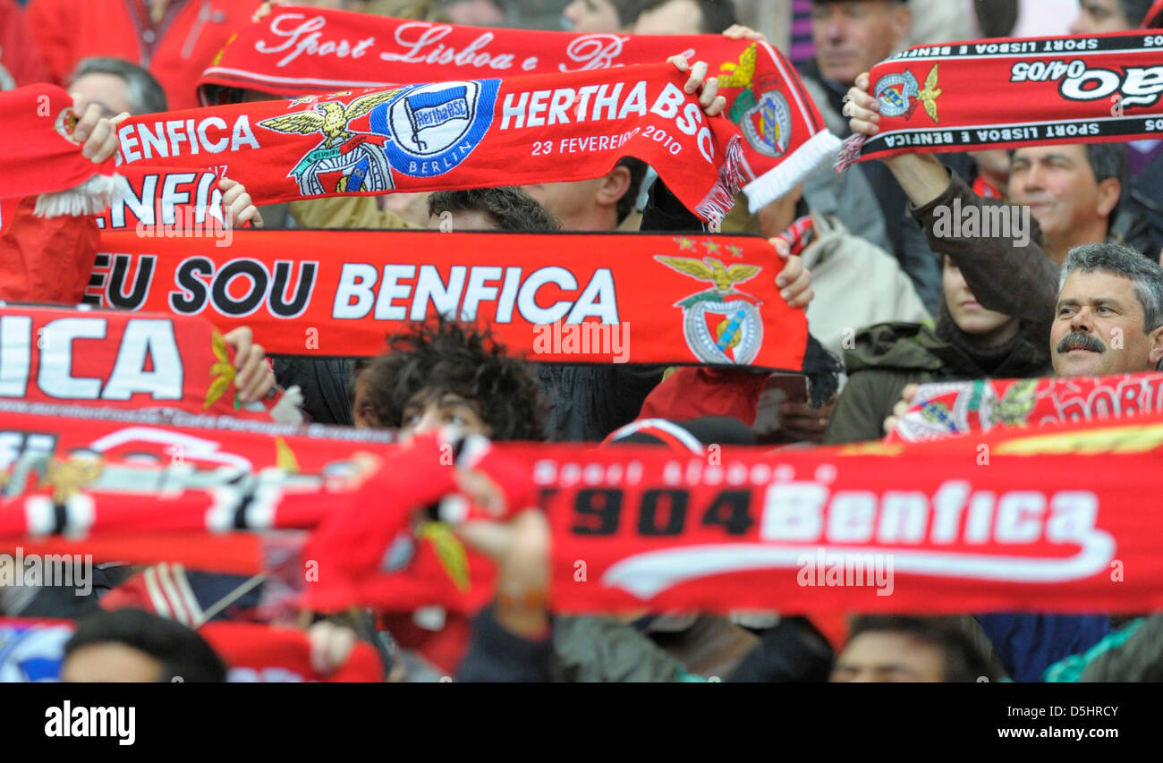Benfica's fans cheer their team during UEFA Europa League's round of 32 second leg Benfica Lisbon vs Hertha BSC Berlin in Lisbon, Portugal, 23 February 2010. Photo: SOEREN STACHE Stock Photo