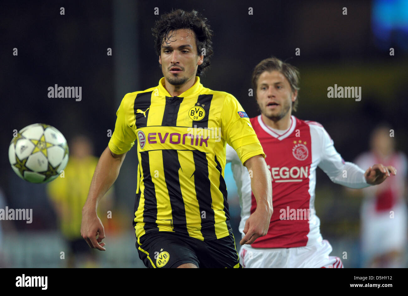 Dortmunds Mats Hummels (L) and Lasse Schone of Amsterdam vie for the ball during the UEFA Champions League group D soccer match Borussia Dortmund vs. Ajax Amsterdam at BVB stadium in Dortmund, Germany, 18 September 2012. Foto: Federico Gambarini dpa/lnw  +++(c) dpa - Bildfunk+++ Stock Photo