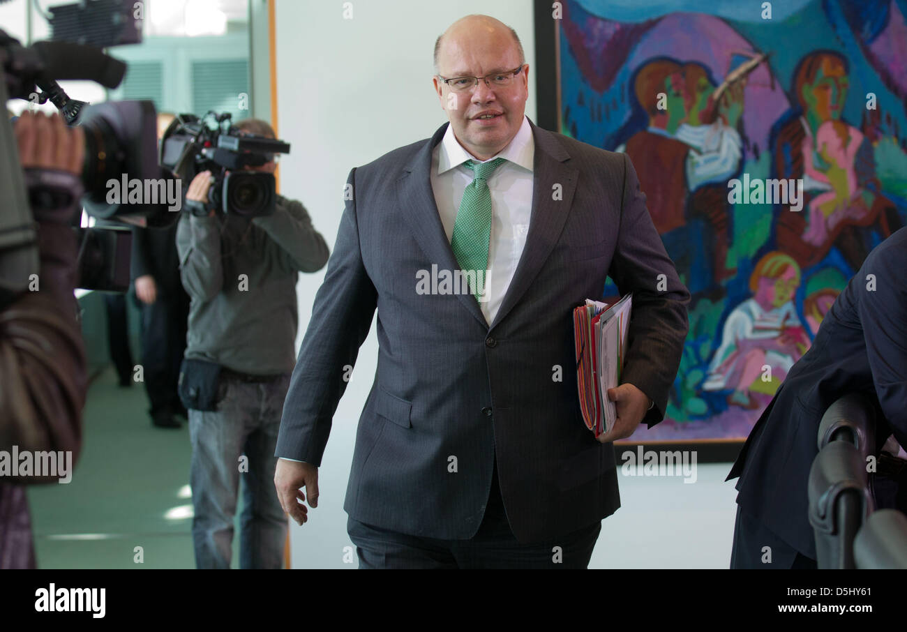 German Minister of the Environment Peter Altmaier (CDU) arrives for the cabinet meeting at the Federal Chancellery in Berlin, Germany, 19 September 2012. The cabinet will discuss the use of antibiotics in animal farming, amongst other topics. Photo: Michael Kappeler Stock Photo