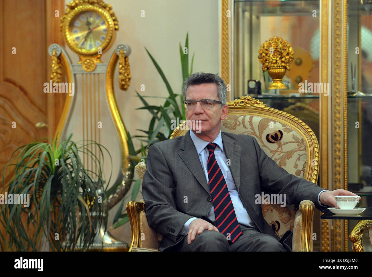 Verteidigungsminister Thomas de Maiziere (CDU) sitzt am 13.11.12 in Masar-i-Scharif (Afghanistan) bei einem Treffen mit dem Gouverneur der Provinz Balch in einem Sessel. Als weiteres Zeichen für die verbesserte Sicherheitslage in Nordafghanistan hat de Maizière die blaue Moschee mitten in der Großstadt Masar-i-Scharif besucht.   Foto: Oliver Lang/dpa Stock Photo