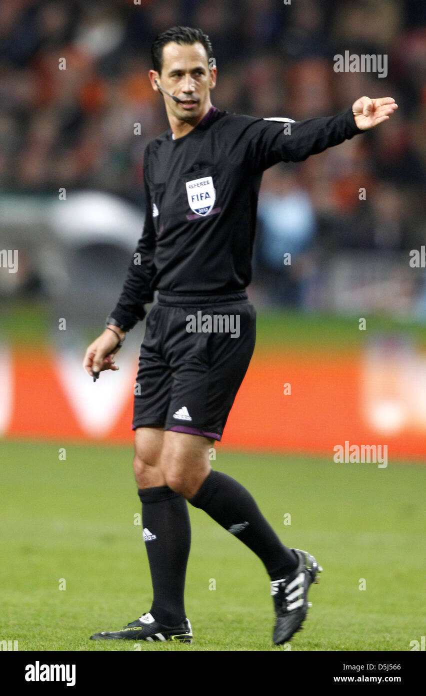 Der portugisische Schiedsrichter Pedro Proenca Oliveira Alves Garcia am 14.11.2012 während des Länderspiels zwischen den Niederlande und Deutschland. Foto: Roland Weihrauch/dpa Stock Photo